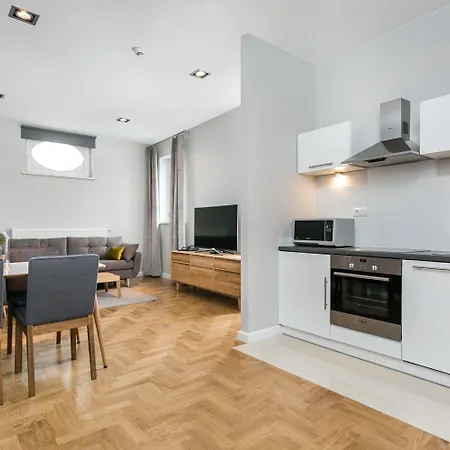 Venetian House Market Square 아파트호텔 4*