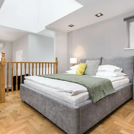 Venetian House Market Square 4*